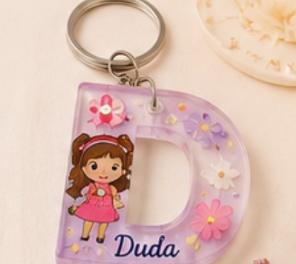 Llavero letra D con muñeca y nombre Duda